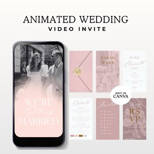 Może przedstawiać: Cyfrowy animowany szablon zaproszenia ślubnego wideo wyświetlany na ekranie smartfona, z różowo-białą paletą kolorów, elegancką typografią oraz sekcjami ze szczegółami, harmonogramem i RSVP, z tekstem "WE'RE GETTING MARRIED" i "EDIT IN CANVA".