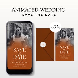 Może przedstawiać: Animowany szablon zaproszenia ślubnego typu save the date ze smartfonem wyświetlającym czarno-białe zdjęcie pary, kopertą w kolorze rdzy z białym woskowym stemplem z napisem A&G oraz cyfrową kartą z tekstem SAVE THE DATE SARAH & MARK.