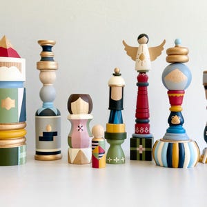 Etsy Design Award Finalist 2024 | Moderne Weihnachtskrippe | Handbemalt | Engel weiß | Große Größe | 8 Stück | Weihnachts Mantel