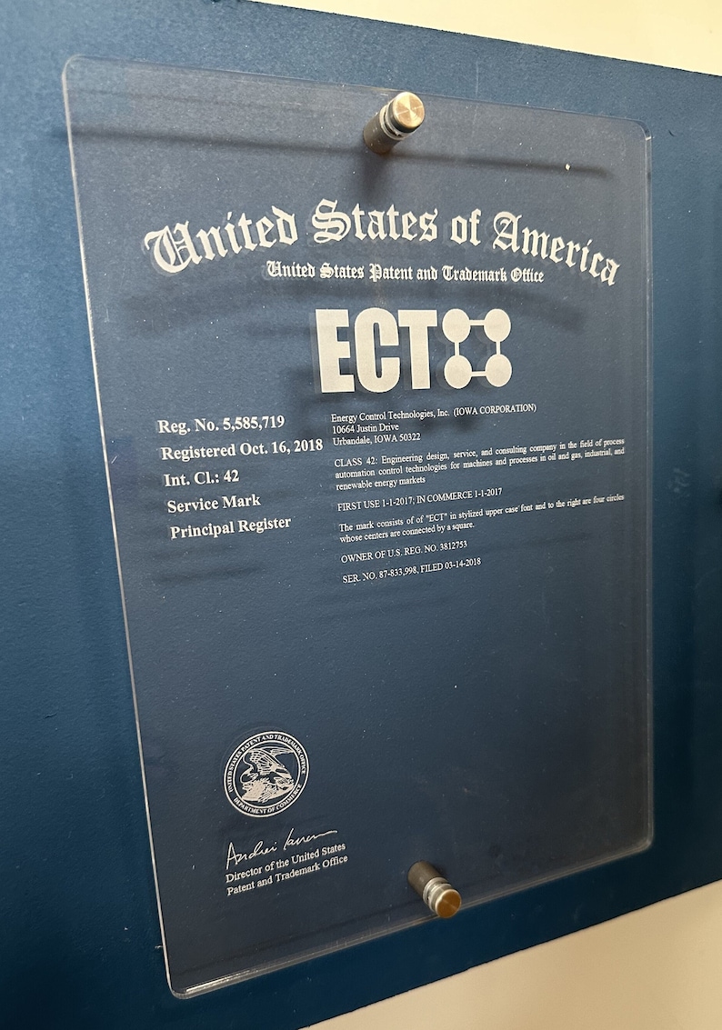 Puede incluir: Un certificado de registro de marca comercial azul y blanco. El certificado es para "ECT", que representa Energy Control Technologies, Inc. El certificado es de la Oficina de Patentes y Marcas de los Estados Unidos y se registr&oacute; el 16 de octubre de 2018.