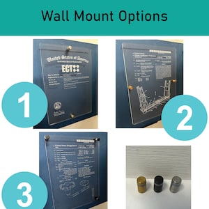 Puede incluir: Tres opciones de montaje en pared para una placa de acr&iacute;lico transparente. La primera opci&oacute;n muestra una placa con el texto "United States of America" y "ECT::". La segunda opci&oacute;n muestra una placa con un dibujo detallado de un producto. La tercera opci&oacute;n muestra una placa con un dibujo detallado de un producto y tres tipos de soportes de pared diferentes.