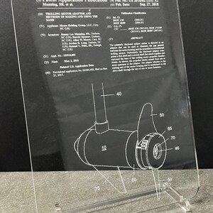 Puede incluir: Un dibujo de l&iacute;nea de un adaptador de motor de pesca de arrastre, que muestra la carcasa del motor, la h&eacute;lice y el eje de transmisi&oacute;n. El dibujo est&aacute; etiquetado con n&uacute;meros e incluye el texto "Adaptador de motor de pesca de arrastre y m&eacute;todos de fabricaci&oacute;n y uso del mismo".