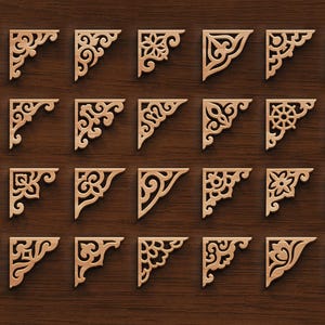 Puede incluir: Una colección de veinticuatro escuadras decorativas de madera con intrincados diseños en espiral. Las escuadras son de color marrón claro cálido y están dispuestas sobre una superficie de madera marrón oscuro. Cada escuadra presenta un patrón único, mostrando una variedad de estilos ornamentales.