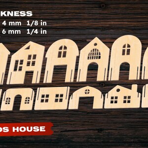 Op de afbeelding: Een set van 10 houten huisvormen voor kinderen, met verschillende raam- en deurontwerpen. De huizen zijn gemaakt van onbehandeld hout en zijn klaar om te worden geschilderd of versierd. De tekst "KIDS HOUSE" is afgedrukt op een rode banner onderaan de afbeelding. De afbeelding bevat ook een tabel met de dikteopties voor de huizen: 2 mm, 4 mm, 3 mm en 6 mm.
