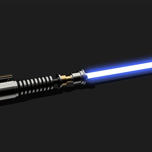Peut inclure: Un sabre laser bleu avec une poignée argentée et un accent doré. Le sabre laser est sur un fond noir.