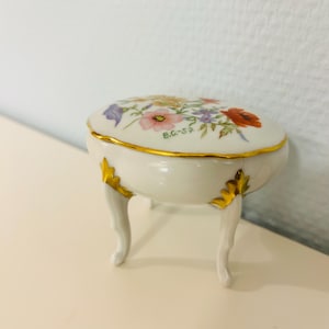 Vintage Hand-Painted Porcelain Trinket Box – Floral Gold Trim Vanity Casket