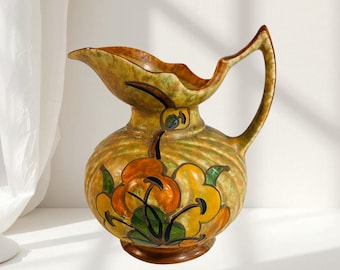 Jarra Art Déco de S. Hancock & Sons / Vajilla Corona color marfil con forro floral de Edith Gater