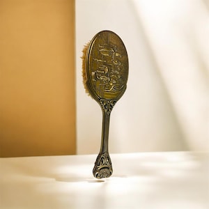 Cepillo para ropa de bronce antiguo: 10 escenas de taberna repujadas, cuidado de prendas Art Déco