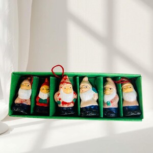 Vintage Keramik Gnome Ornaments Set, Handmålade Tomteälvor Från Mitten Av Århundradet (Set Om 6)