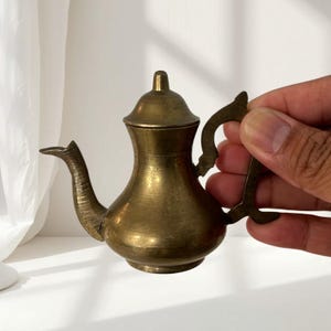 Vintage miniatyr mässingstekanna tillverkad i Indien 7 cm, liten bohemisk mässingsdekor, dockhusminiatyrtekanna, skrivarlåda, liten mässing