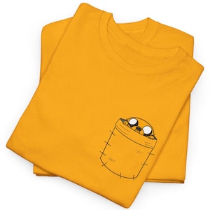 Adventure Time Jake in Pocket Unisex Desgin Schweres Baumwoll-T-Shirt, Cartoon Energy Liebhaber Geschenk, personalisiertes spezielles minimalistisches niedliches benutzerdefiniertes T-Shirt