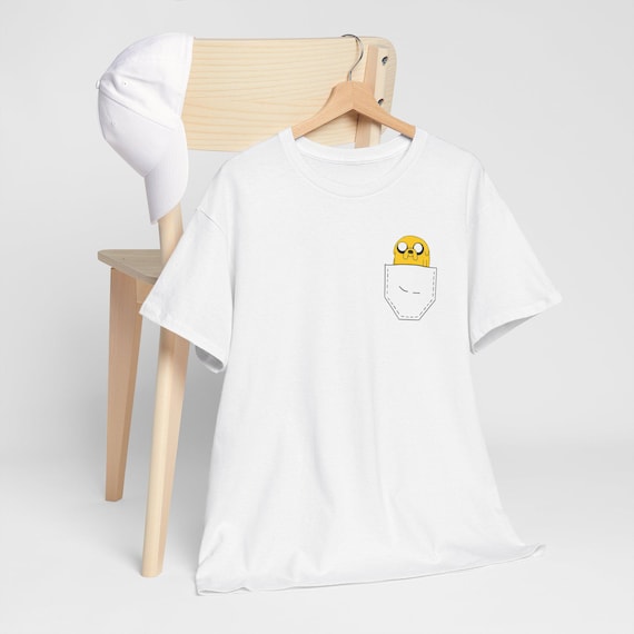 アドベンチャー・タイムのジェイクがポケットに入ったTシャツ
