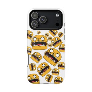 Puede incluir: Una funda de teléfono blanca con un patrón repetido de la cara de un personaje de dibujos animados en amarillo, naranja y negro. La funda tiene un módulo de cámara negro y botones laterales negros.