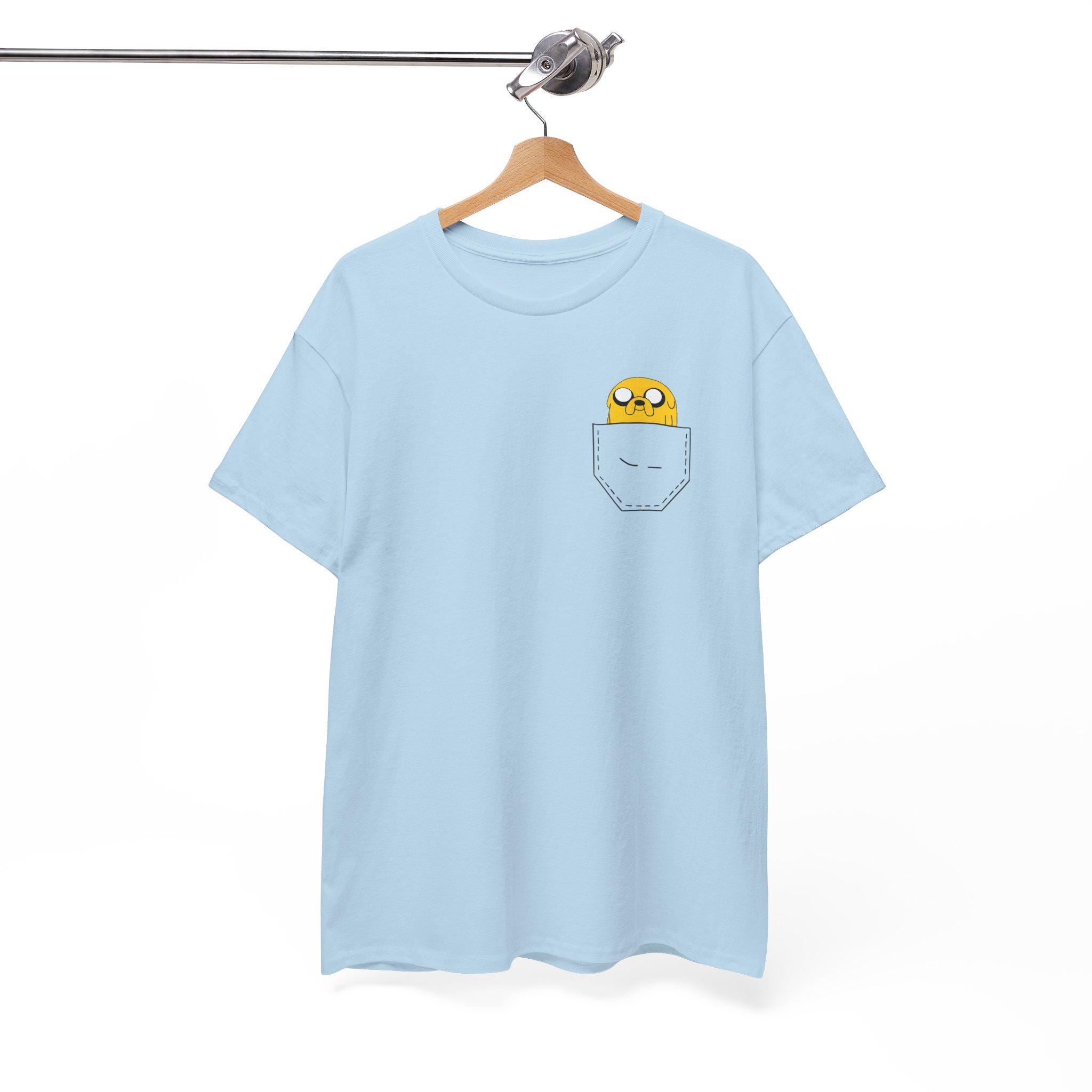 アドベンチャー・タイムのジェイクがポケットに入ったTシャツ