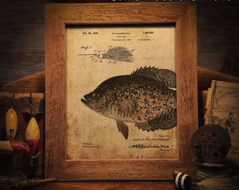 Pode incluir: Uma ilustração vintage em sépia de um peixe, provavelmente um achigã, com um desenho de patente de uma isca de pesca acima. O texto no desenho de patente diz "R. McGarraugh, Fish Lure, Filed March 20, 1931, 2 Sheets-Sheet 1, Oct. 25, 1932, 1,884,053". O texto abaixo do peixe diz "Robert McGarraugh, In. St. Louis, Mo."