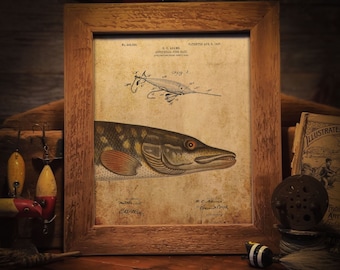 Pode incluir: Uma ilustração vintage de um peixe com uma isca de pesca, enquadrada em uma moldura de madeira rústica. A ilustração está em papel envelhecido com texto que diz "C.C. Adams Artificial Fish Bait, Patented Apr. 6, 1907, No. 849,382".