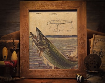 Pode incluir: Uma impressão vintage de um desenho de patente para uma isca de pesca, com uma ilustração detalhada de um pique saltando para fora da água. A impressão está emoldurada em uma moldura de madeira rústica.