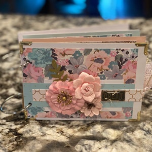 Handgemaakt fotoalbum met twee ringen als thema: pioenroos