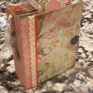 Álbum de fotos hecho a mano con tema vintage rosa pálido
