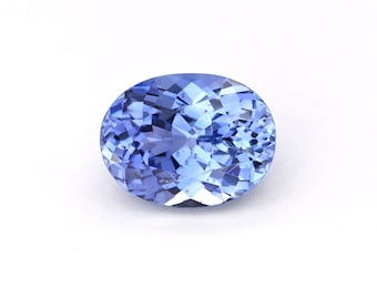 Puede incluir: Una piedra preciosa ovalada de color azul claro con un corte facetado.