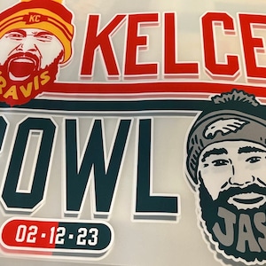 Może przedstawiać: Zielona i biała grafika z tekstem "BOWL" i datą "02-12-23". Po obu stronach tekstu znajdują się dwie kresk&oacute;wkowe twarze z brodami. Twarz po lewej stronie ma czerwony, ż&oacute;łty i biały kapelusz z tekstem "KC" i "TRAVIS". Twarz po prawej stronie ma szary kapelusz z logo ptaka i tekstem "JASON".