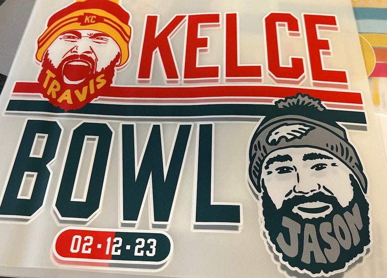 Może przedstawiać: Zielona i biała grafika z tekstem "BOWL" i datą "02-12-23". Po obu stronach tekstu znajdują się dwie kresk&oacute;wkowe twarze z brodami. Twarz po lewej stronie ma czerwony, ż&oacute;łty i biały kapelusz z tekstem "KC" i "TRAVIS". Twarz po prawej stronie ma szary kapelusz z logo ptaka i tekstem "JASON".