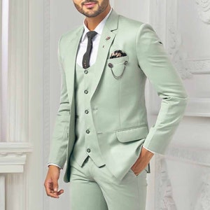 Trzyczęściowy garnitur w kolorze szałwiowej zieleni: garnitur dla drużbów na zamówienie