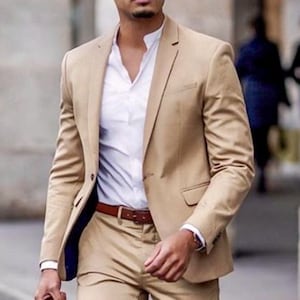 Traje beige de dos piezas: atuendo de novio para boda