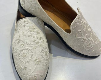 Embroidered White Groom Mojari Shoes: Indian Wedding Footwear
