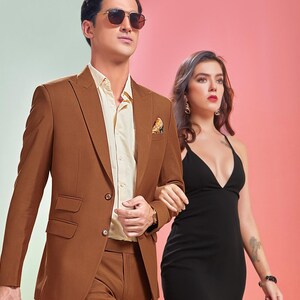 Traje terracota para hombre: elegante traje de fiesta de tres piezas en color óxido
