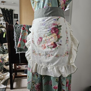 GRACE- waist apron cotton tie on cream lolita 1970s floral kitsch unisex one size plus gift machine washable roses cook waitress kitchen