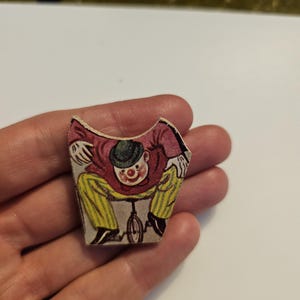 Spilla da circo, clown, tendone, cane, scimmia, maestro di circo, acrobata, trapezio, burlesque, drag, divertimento, kitsch, pin up, costume, cosplay, regalo, gioielli, arte