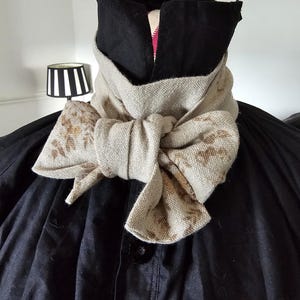 AUSTEN - Corbata de lino floral beige de algodón para boda en Ascot, estilo regencia victoriano georgiano, pirata, gótico, vampiro, gótico, rosas amarillas, flores