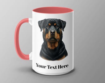 Może przedstawiać: Biały ceramiczny kubek z portretem psa rasy Rottweiler. Kubek ma czerwone wnętrze i uchwyt. Tekst "Your Text Here" jest wydrukowany na przodzie. Sierść psa jest czarna i brązowa.