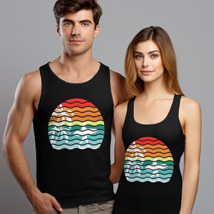 Retro Surf Sunset Grafik Tank Top, Strand Vibes Ärmelloses Shirt, Unisex Sommer Freizeitkleidung, Vintage Surfer Top