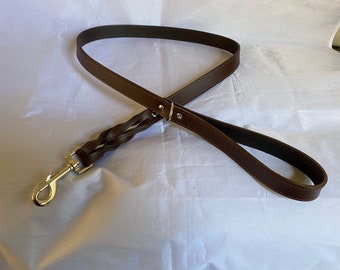 Leather dog lead with a twist