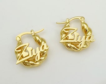 Pendientes con nombre de bebé, pendientes con nombre personalizado, aros con nombre de oro, mini pendientes con nombre, pendientes con placa con nombre, pendientes personalizados, regalo de joyería para bebé personalizado