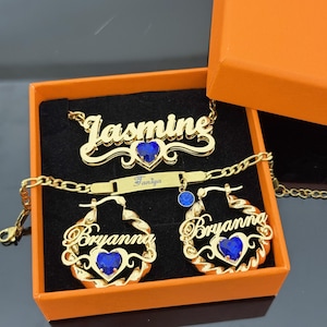 Sierlijke geboortesteen naamsieradenset: gepersonaliseerde naamplaatketting en gouden twsit-oorbellen, gegraveerde armband, sieraden verjaardagscadeaus