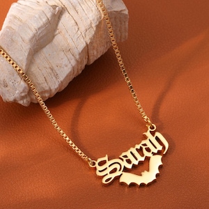Aangepaste vleermuisnaamketting, gepersonaliseerde oud-Engelse naamketting, gotische ketting, halloweenketting, Pride Month-sieraden, cadeaus voor vleermuisliefhebber