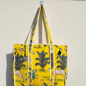 Sac de voyage jaune en coton animal, sac en tissu matelassé fait main, imprimé bloc sur le sac de nuit sac réversible sac Boho fait main