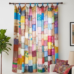 Peut inclure: Rideaux patchwork multicolores composés de carrés de tissu cousus ensemble. Les couleurs incluent le bleu, le rose, le jaune et le vert. Les rideaux sont suspendus à une tringle marron foncé.