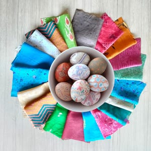 Bundle di resti di tessuto vintage sari in seta pura al 100% - Enorme lotto di tagli quadrati da 8 pollici per progetti di quilting e artigianato