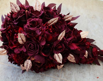 Burgundy and rose gold bouquet. Dark wine casading bouquet. Fall wedding bouquet. Winter bridal bouquet. Dark bordo teardrop bouquet