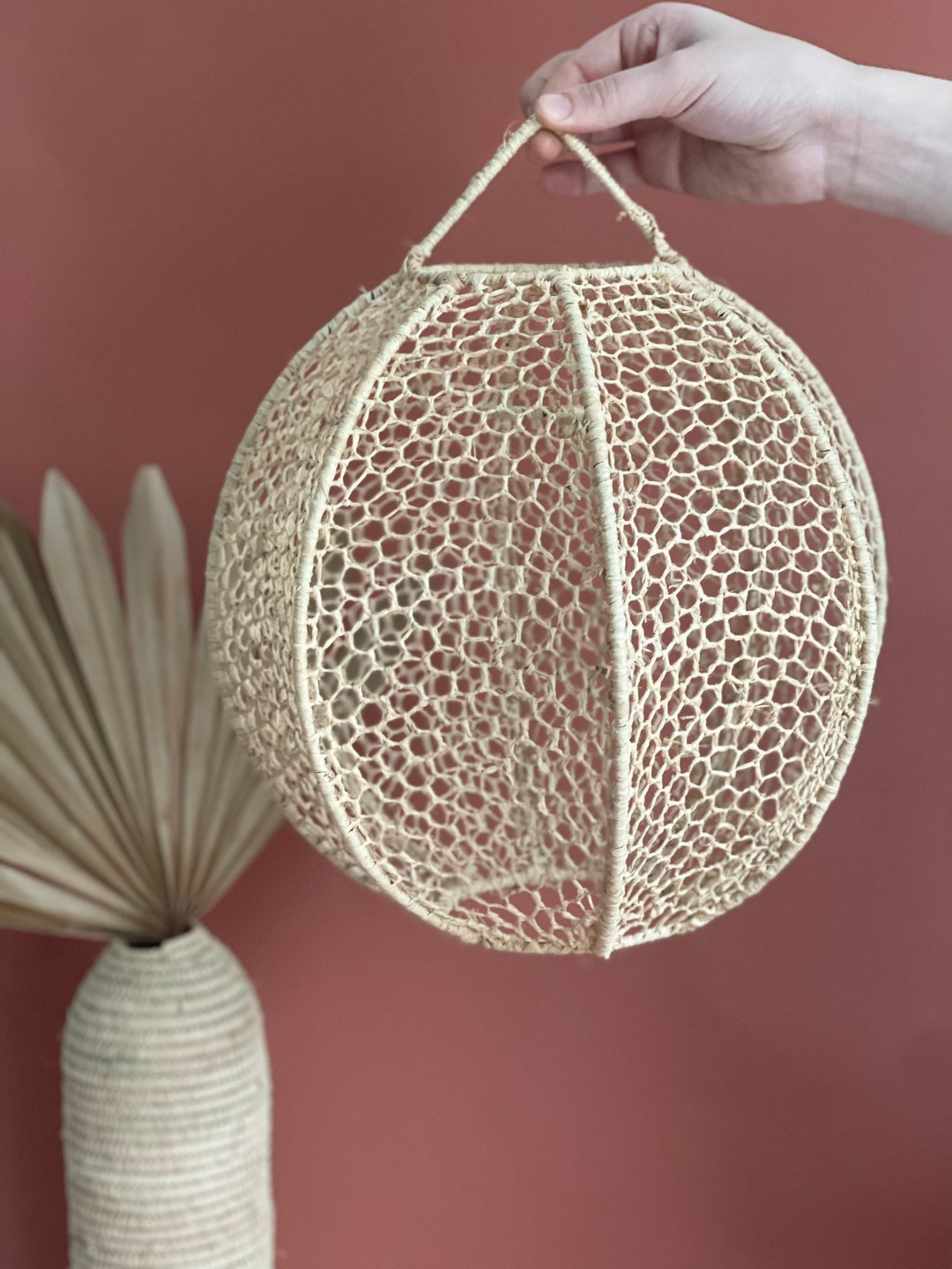 Lustre Raphia Suspension boule en dentelle de raphia • Lustre pour salon, chambre ...