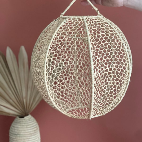 Suspension boule en dentelle de raphia • Lustre pour salon, chambre, couloir, bureau • Luminaire en matières naturelles