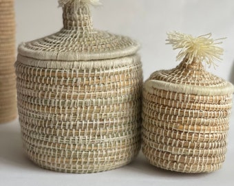 Boîte Berbére en feuilles de palmier et laine • Boîte décorative avec couvercle et pompons • Boîte de rangement pour bijoux, accessoires