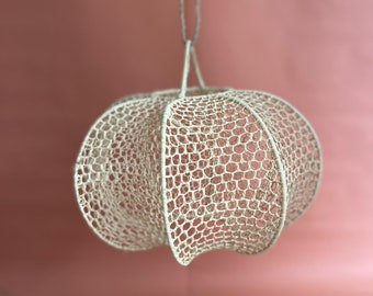 Ball suspension in raffia lace • Natural lighting