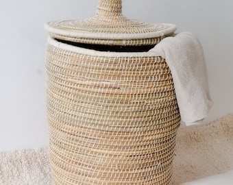 Paniére à linge en feuilles de palmier brodé de laine