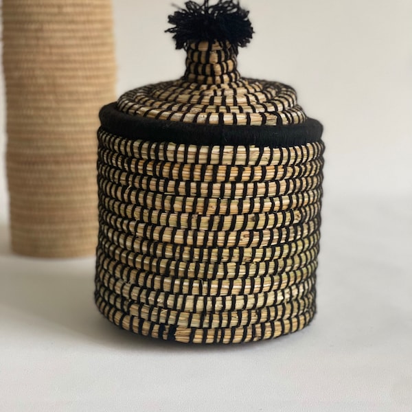 Boîte Berbére en feuilles de palmier et laine • Boîte décorative avec couvercle et pompons • Boîte de rangement pour bijoux, accessoires