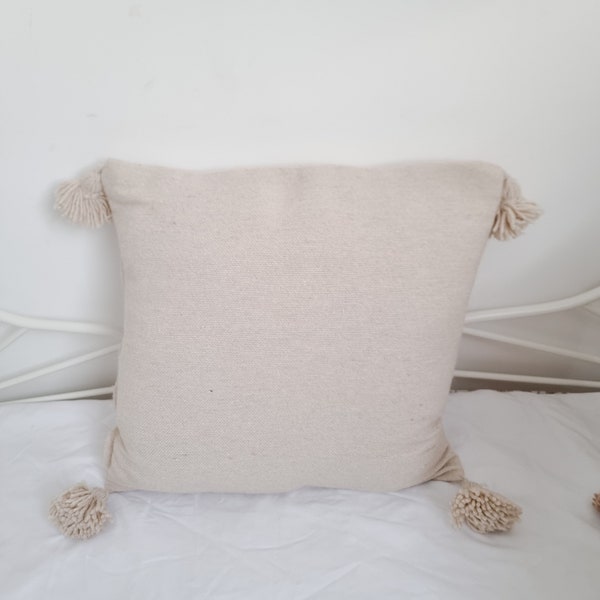 Housse de coussin Berbére 50x50 uni beige en jute avec pompons en laine • Housse de coussin décorative avec fermeture à glissière